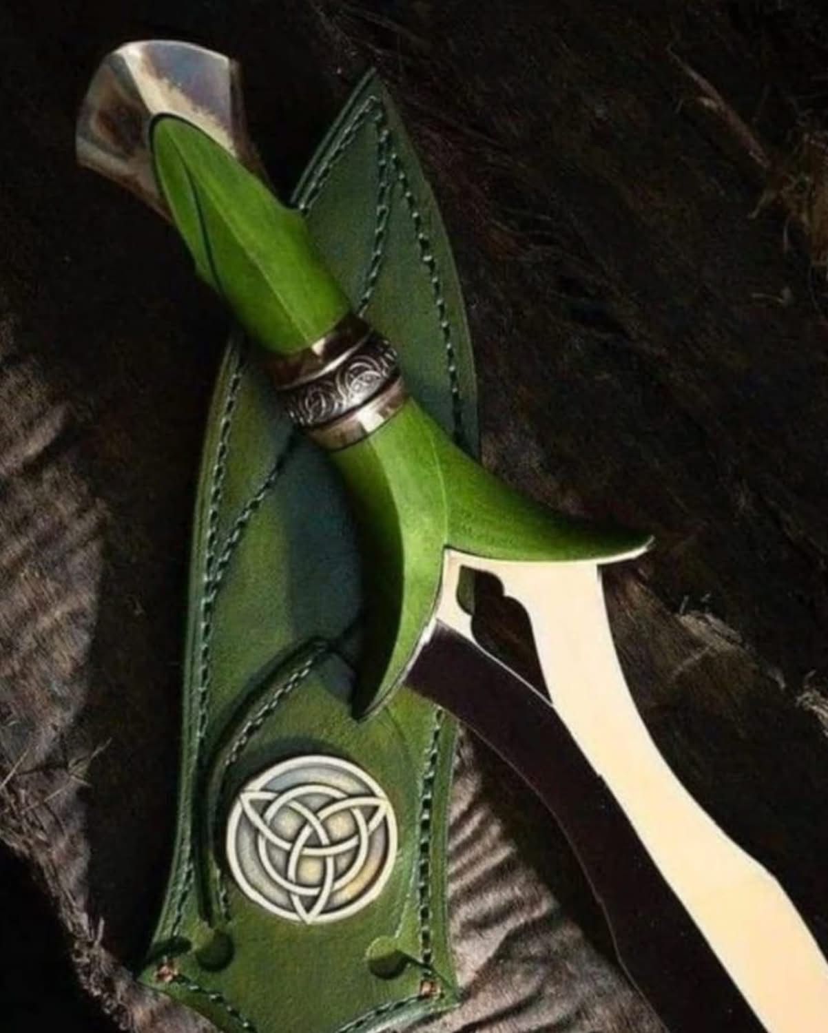 Elven Leaf Blade – Handcrafted Fantasy Dagger with Green Leather Sheath