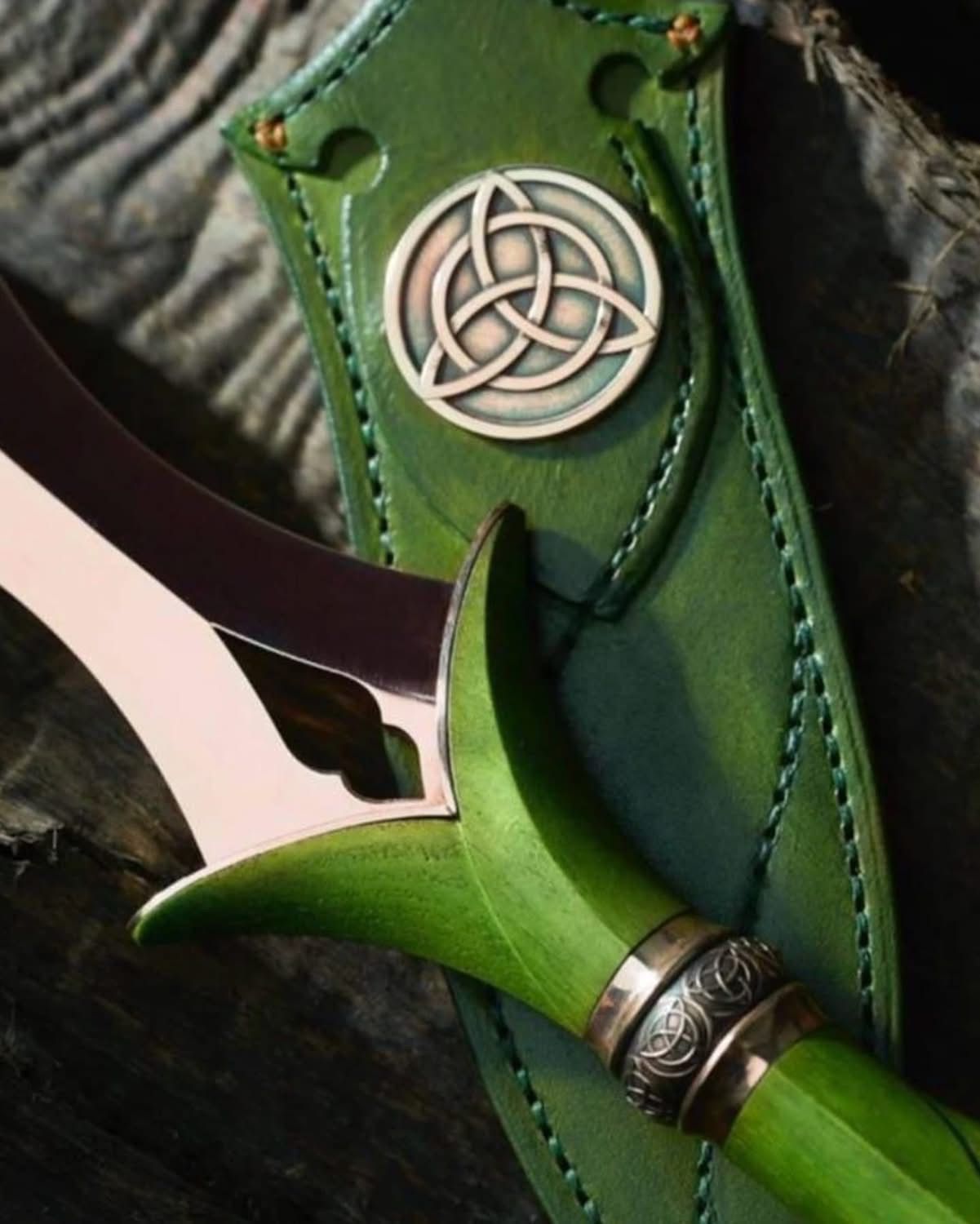 Elven Leaf Blade – Handcrafted Fantasy Dagger with Green Leather Sheath