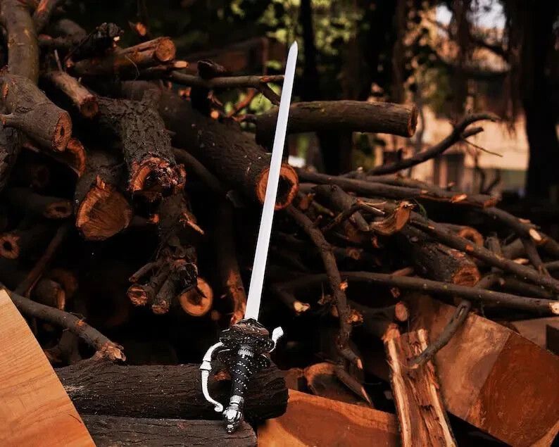 Ravensteel Saber – Hand-Forged Longsword with Black Scabbard and Silver Guard