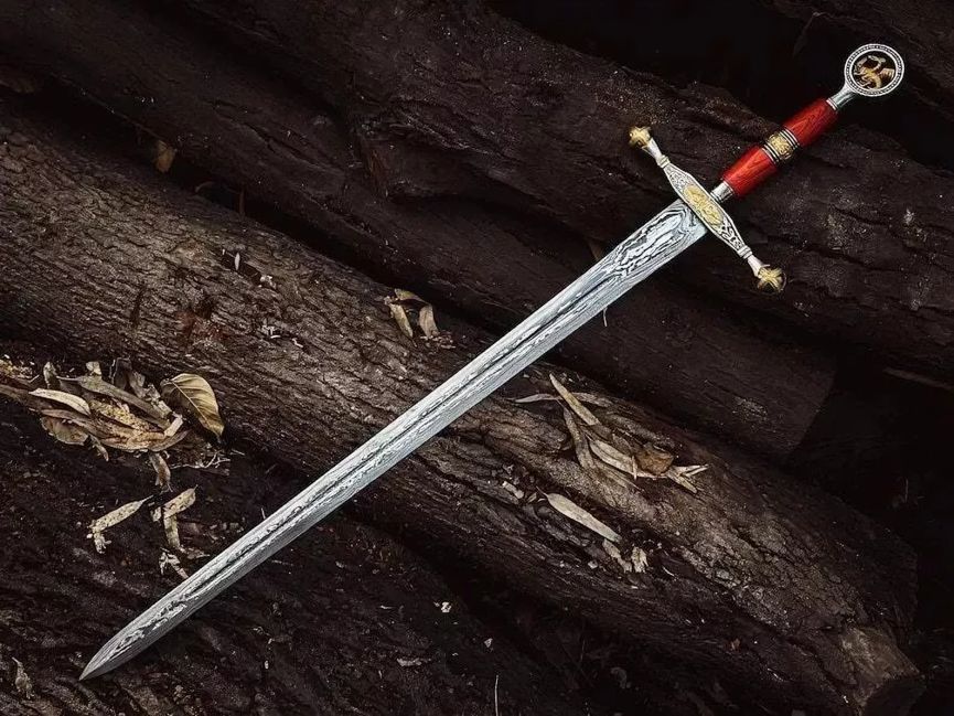 🗡️ King’s Valor – Hand-Forged Damascus Steel Sword with Redwood Grip