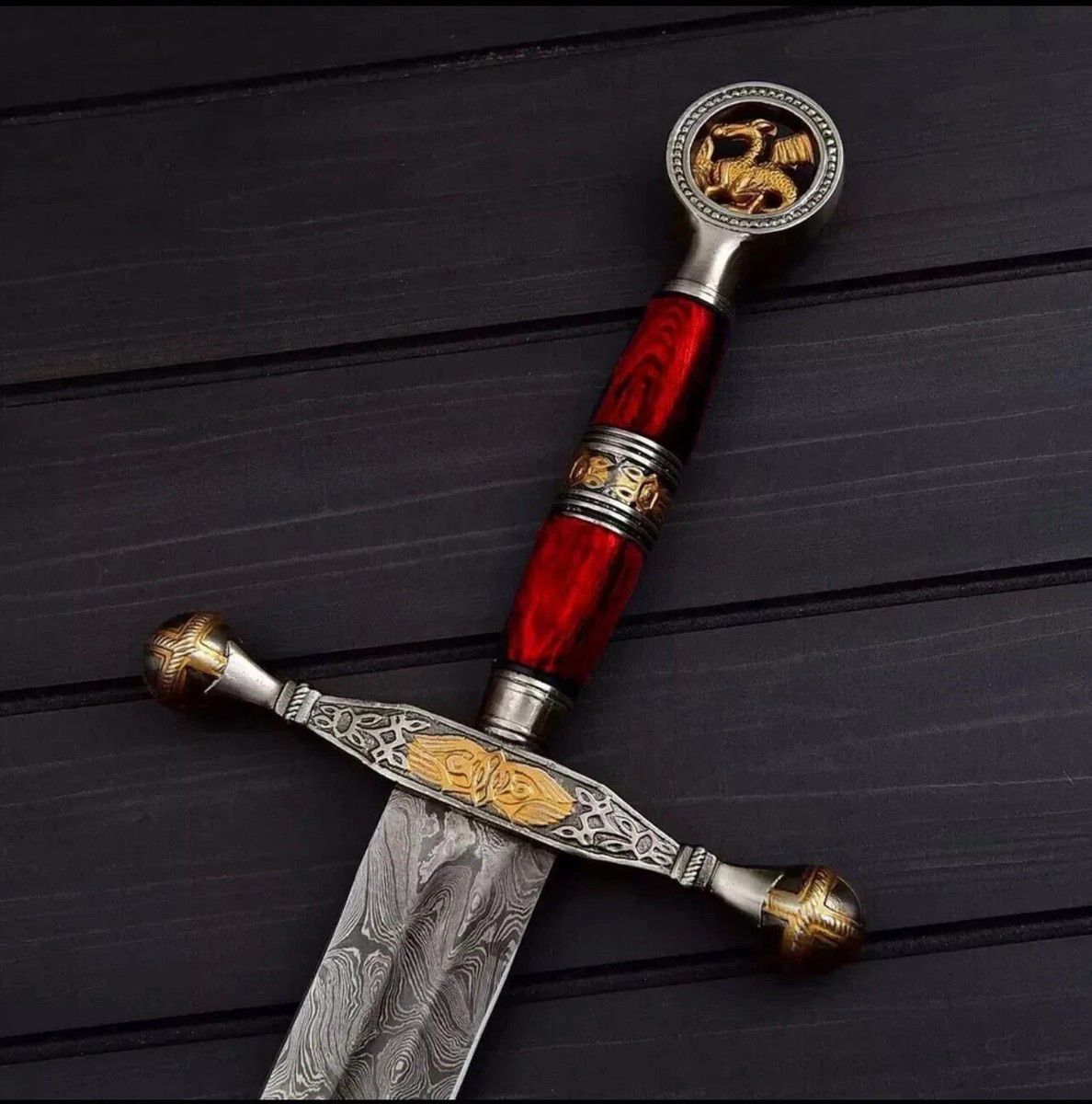 🗡️ King’s Valor – Hand-Forged Damascus Steel Sword with Redwood Grip