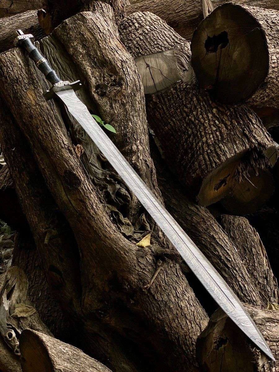 ⚔️ Shadowbreaker – Two-Handed Damascus Greatsword