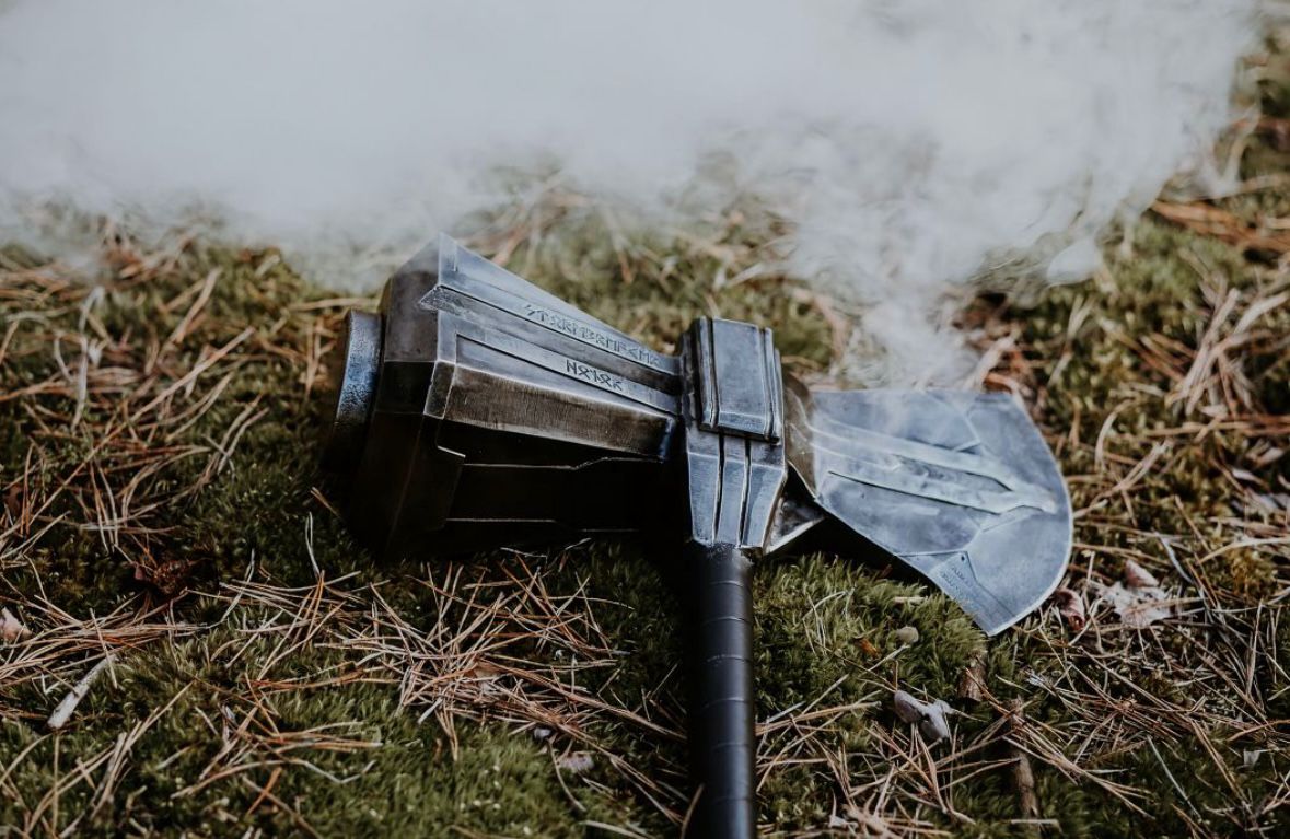 Stormbreaker Replica Battle Axe – Heavy-Duty Metal Fantasy Weapon