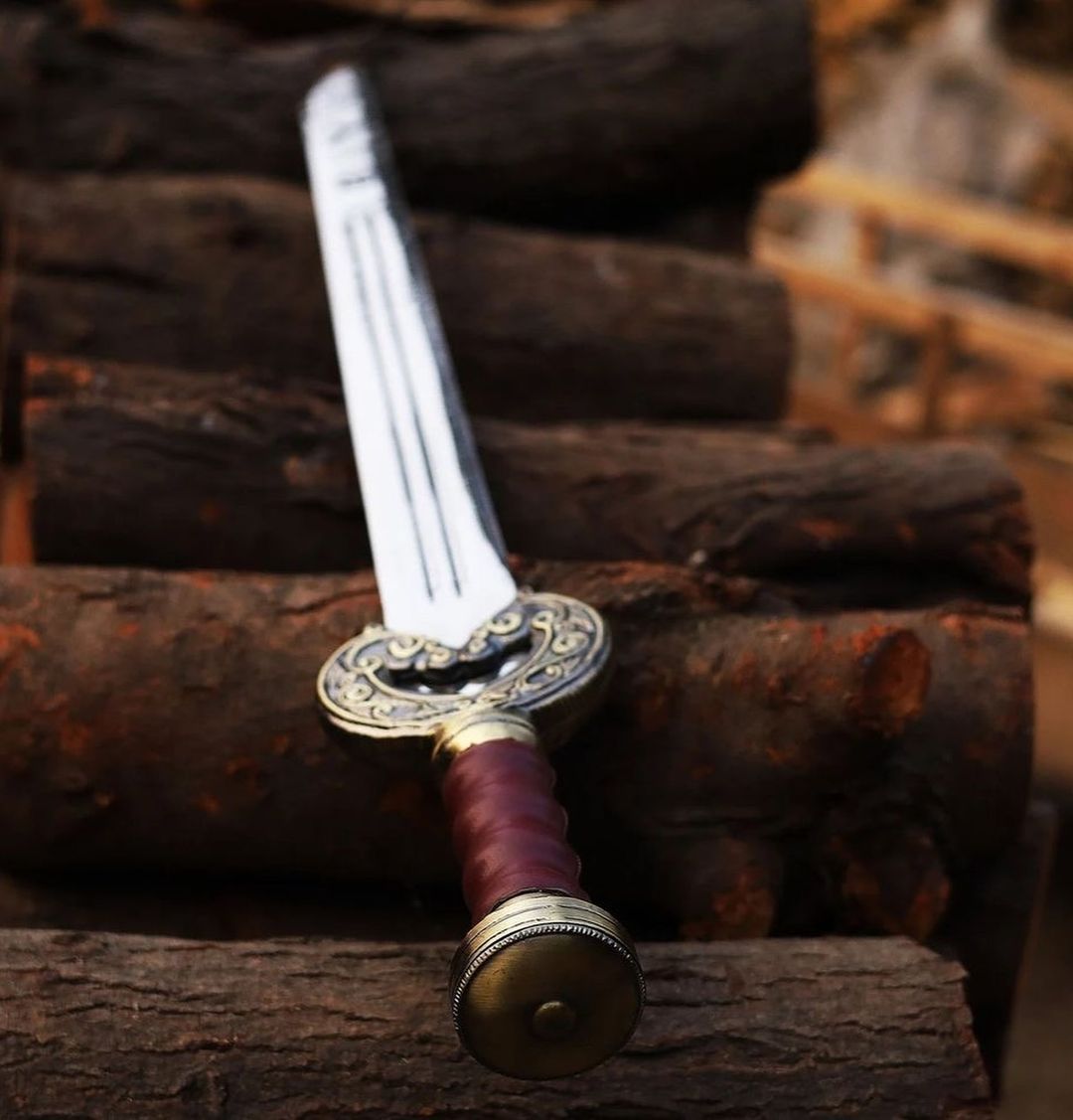 Ancient Chinese Jian Sword – Hand-Forged Steel Blade with Ornate Guard and Scabbard