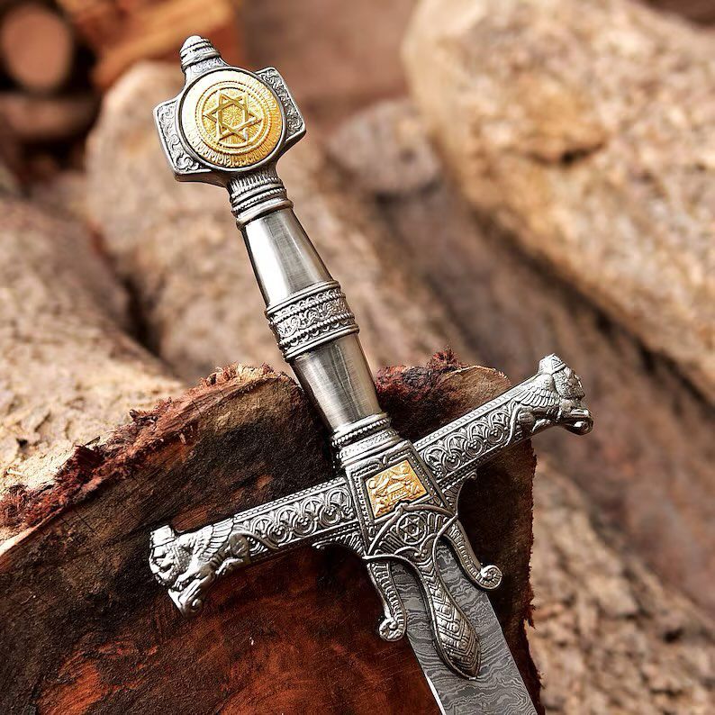 Medieval Knight’s Damascus Steel Broadsword – Handcrafted Collector’s Edition