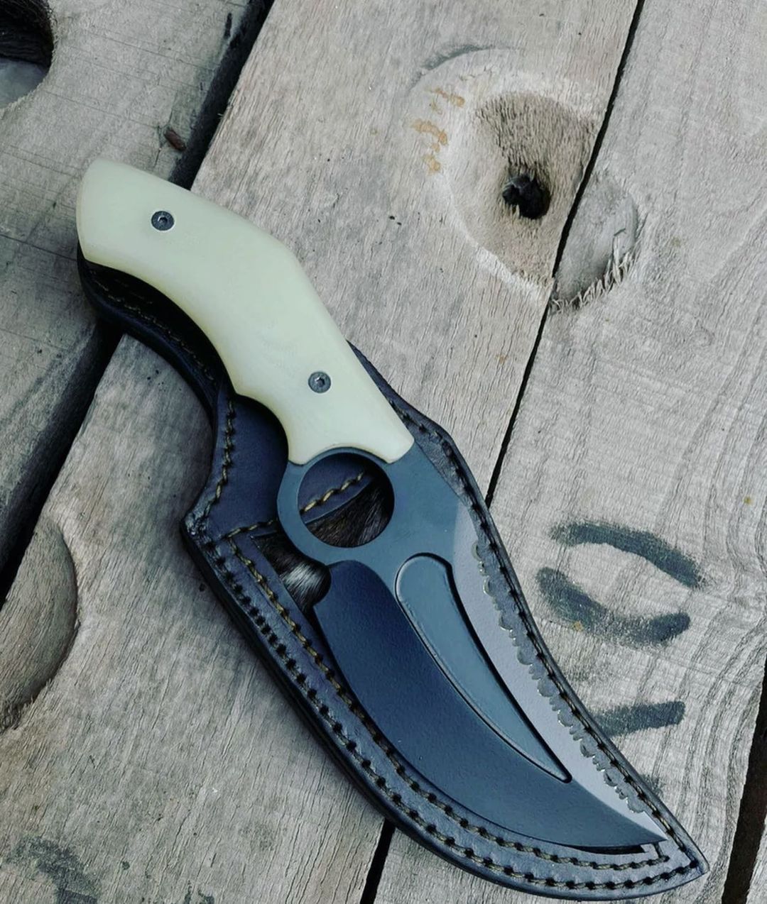 🗡️ Phantom Talon – Tactical Hunting Knife with Ivory Grip and Hide Sheath
