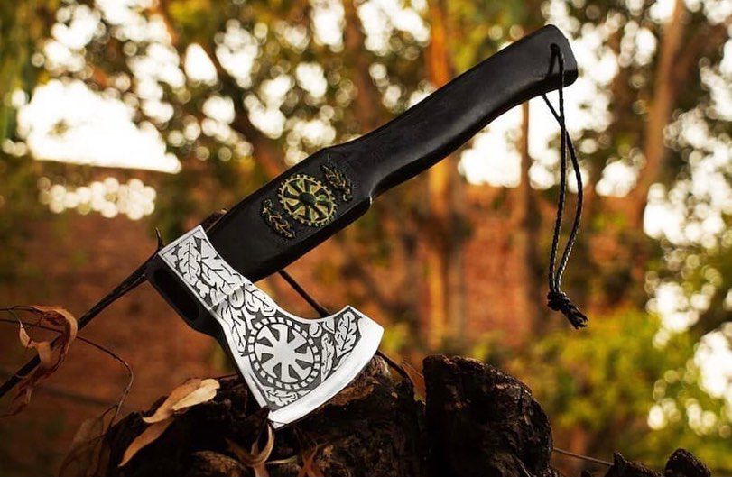 🪓 Runebringer – Engraved Viking Battle Axe