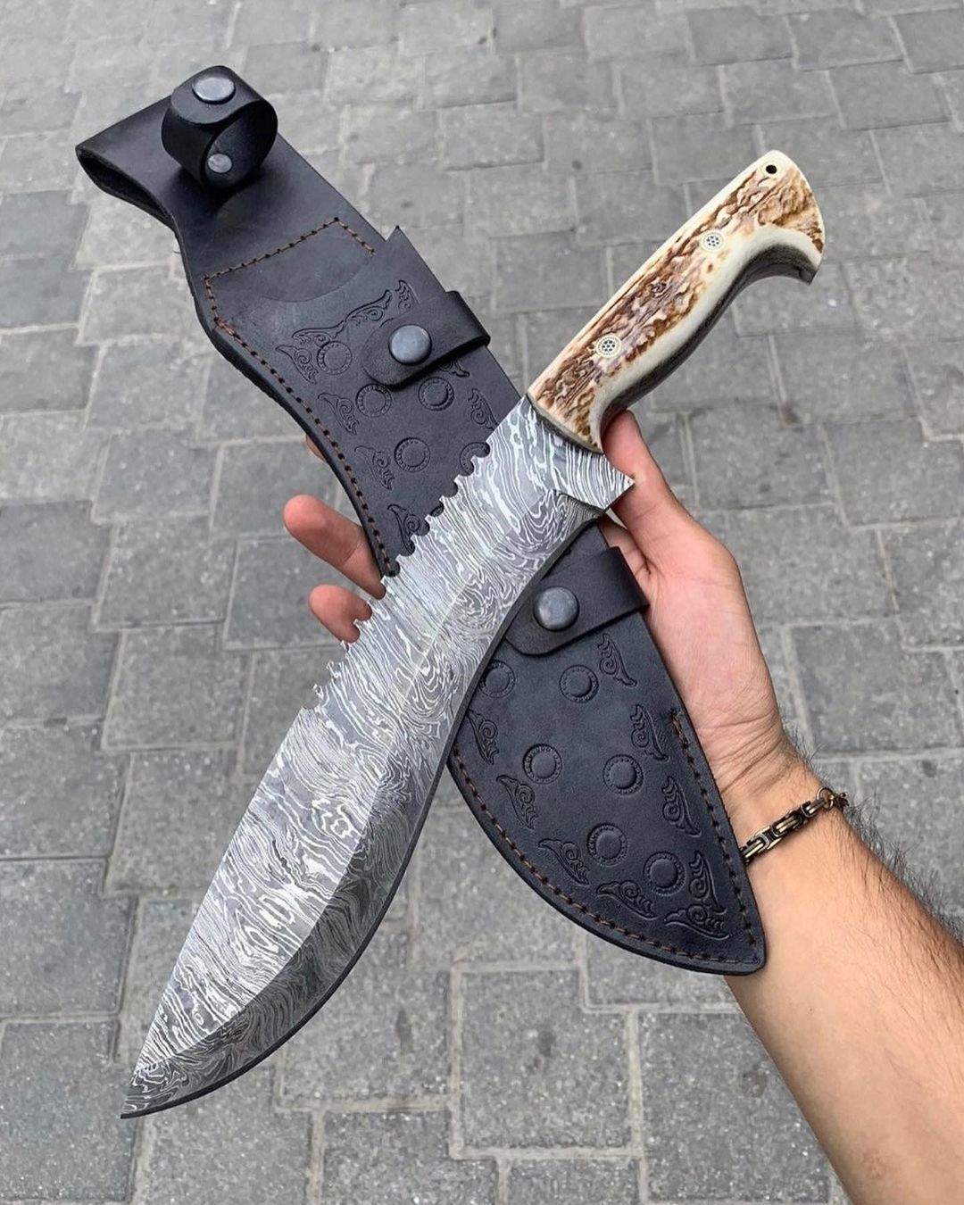 🗡️ Ironfang – Damascus Steel Tracker Knife with Antler Grip and Leather Sheath