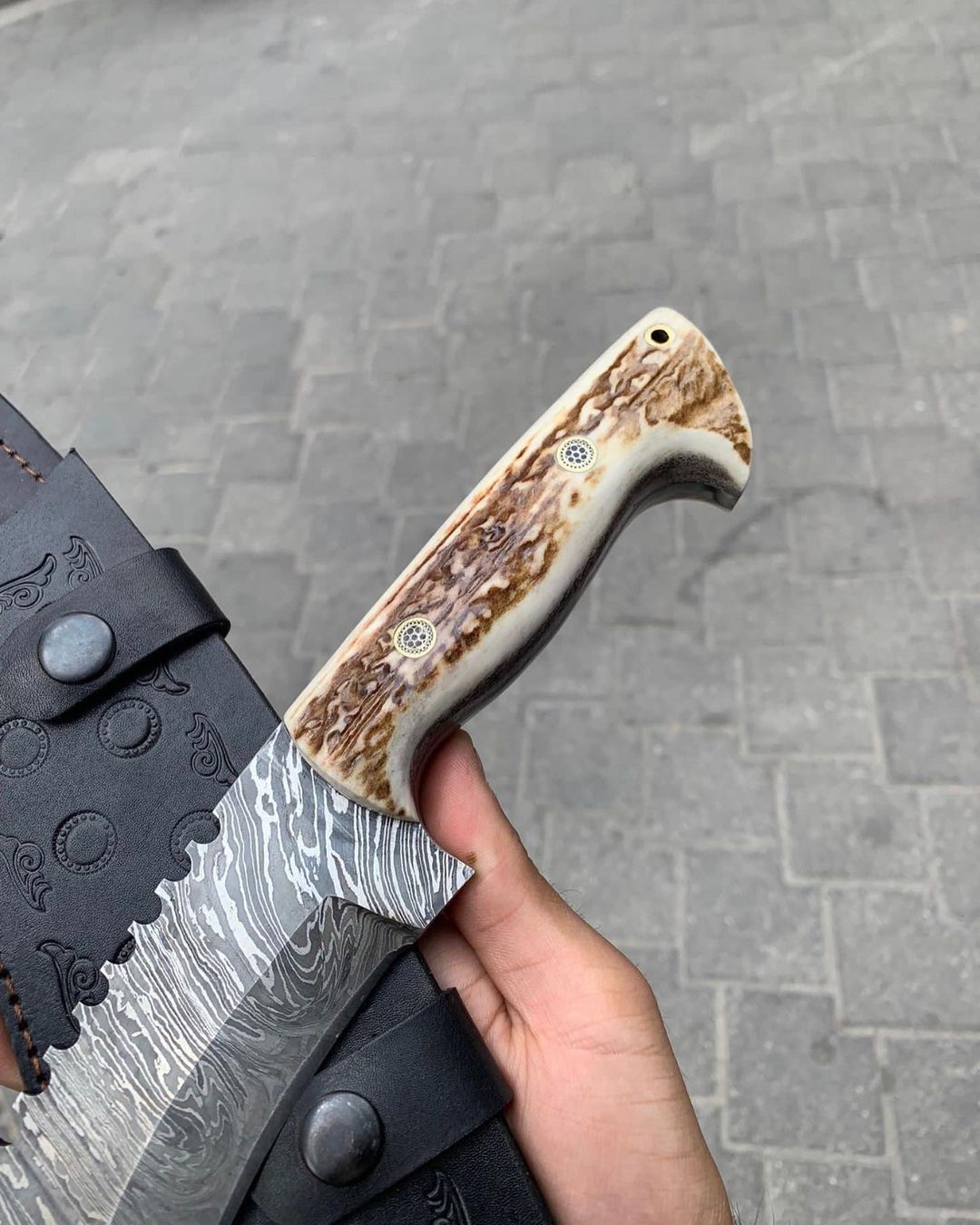 🗡️ Ironfang – Damascus Steel Tracker Knife with Antler Grip and Leather Sheath