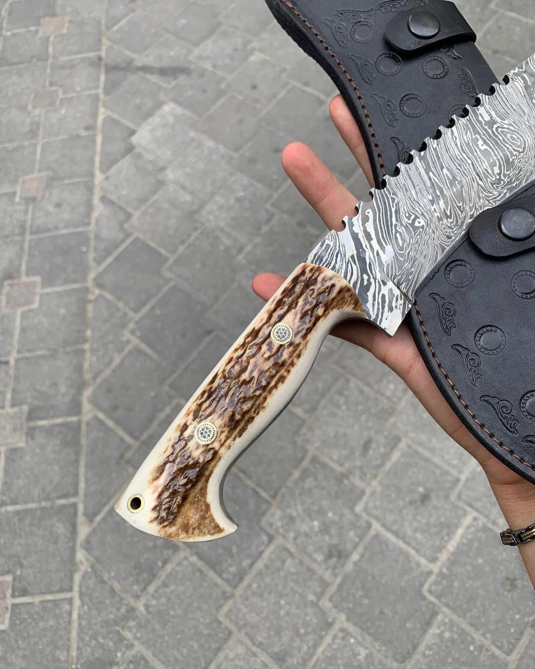 🗡️ Ironfang – Damascus Steel Tracker Knife with Antler Grip and Leather Sheath