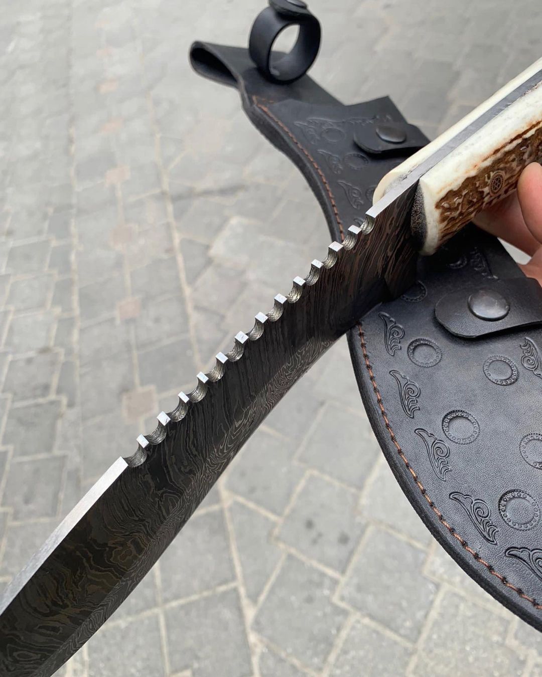 🗡️ Ironfang – Damascus Steel Tracker Knife with Antler Grip and Leather Sheath