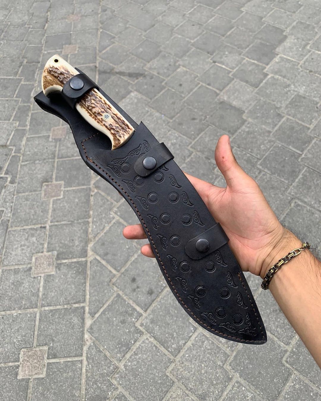 🗡️ Ironfang – Damascus Steel Tracker Knife with Antler Grip and Leather Sheath