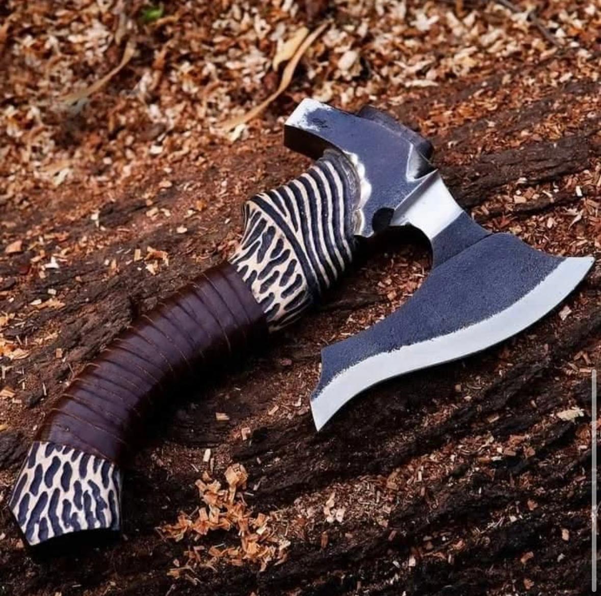 Forged Hunter’s Talon Axe – Custom Curved Handle & Dual-Texture Blade