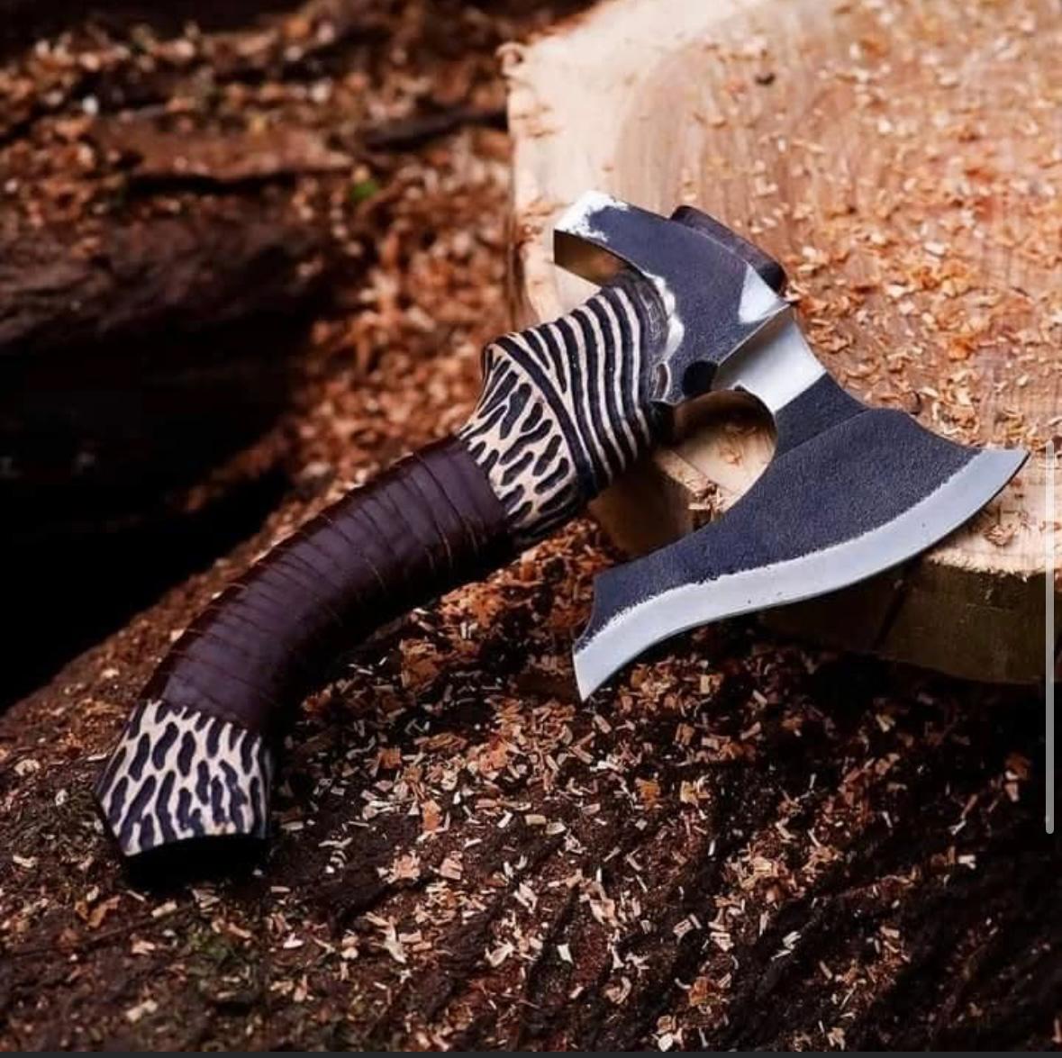Forged Hunter’s Talon Axe – Custom Curved Handle & Dual-Texture Blade