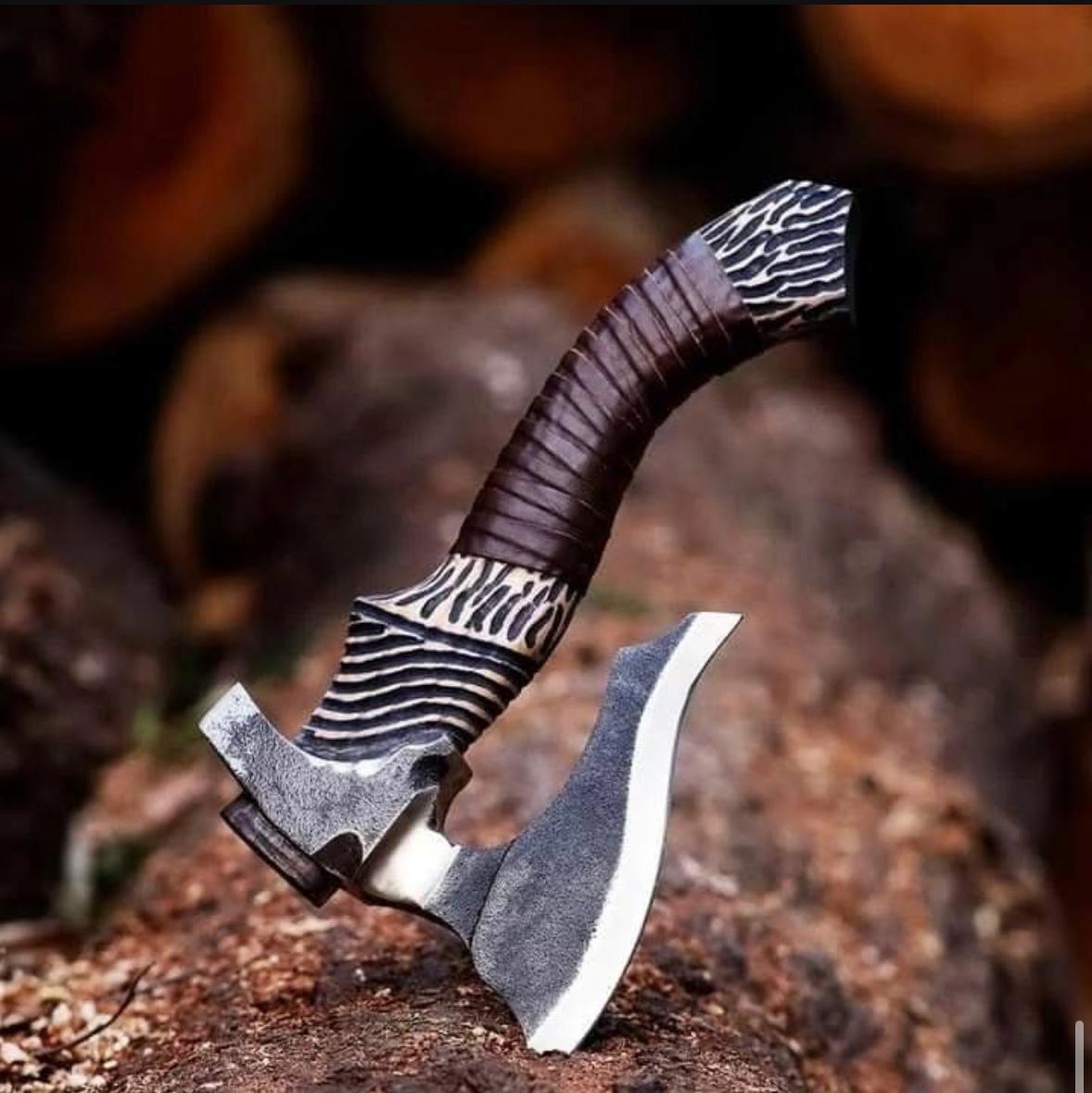 Forged Hunter’s Talon Axe – Custom Curved Handle & Dual-Texture Blade