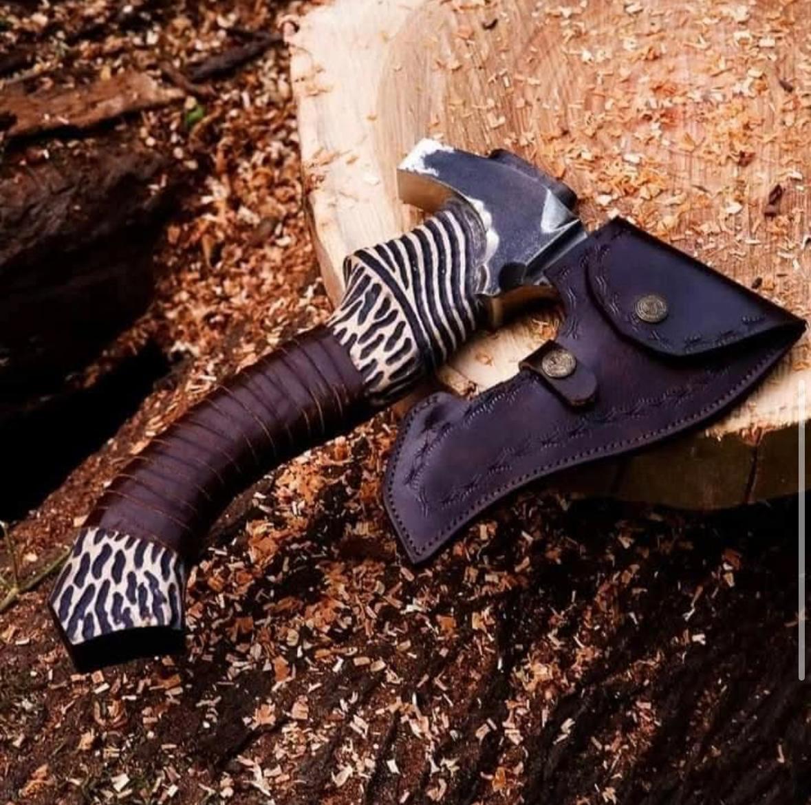 Forged Hunter’s Talon Axe – Custom Curved Handle & Dual-Texture Blade