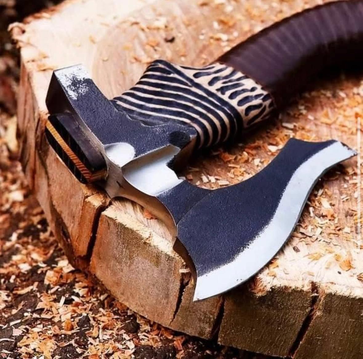 Forged Hunter’s Talon Axe – Custom Curved Handle & Dual-Texture Blade
