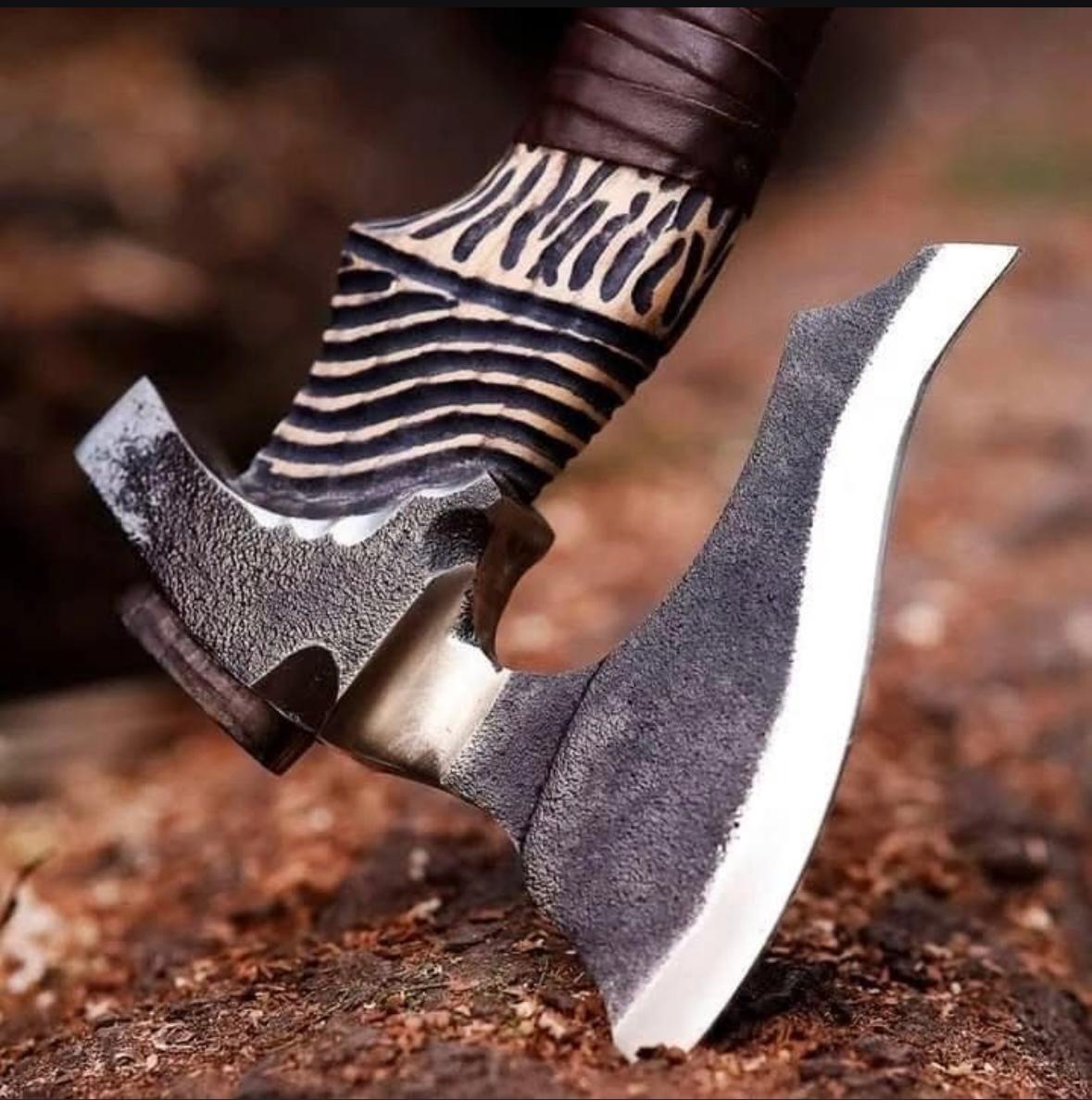 Forged Hunter’s Talon Axe – Custom Curved Handle & Dual-Texture Blade