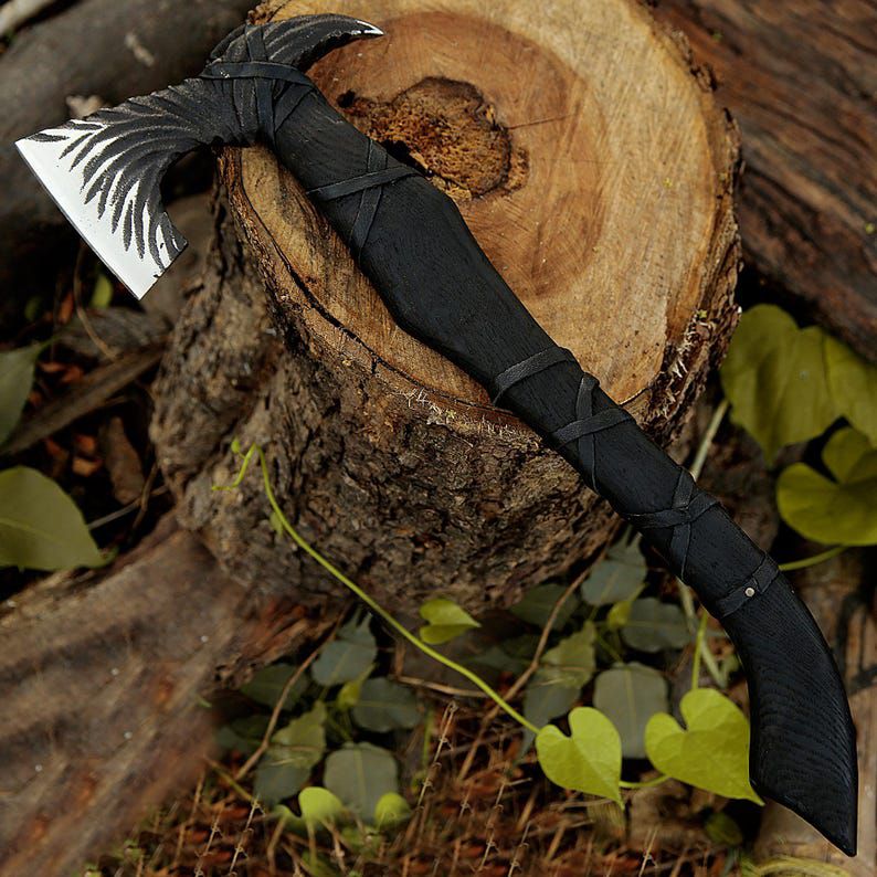 Handcrafted Raven-Wing Fantasy Axe – Black Curved Handle Collector’s Piece