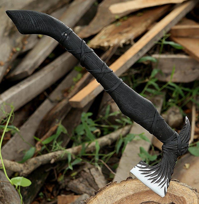 Handcrafted Raven-Wing Fantasy Axe – Black Curved Handle Collector’s Piece