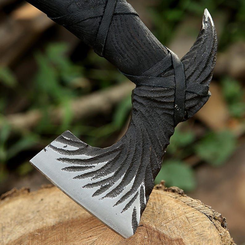 Handcrafted Raven-Wing Fantasy Axe – Black Curved Handle Collector’s Piece
