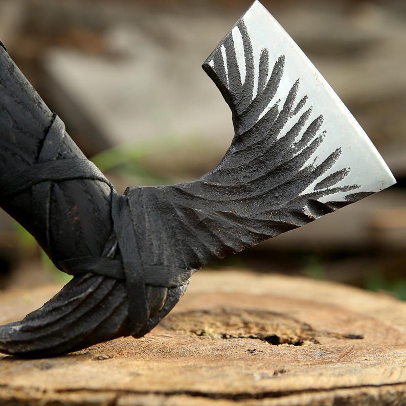 Handcrafted Raven-Wing Fantasy Axe – Black Curved Handle Collector’s Piece