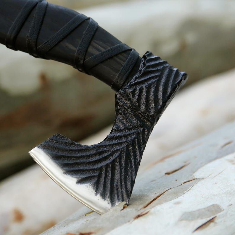 Handcrafted Raven-Wing Fantasy Axe – Black Curved Handle Collector’s Piece