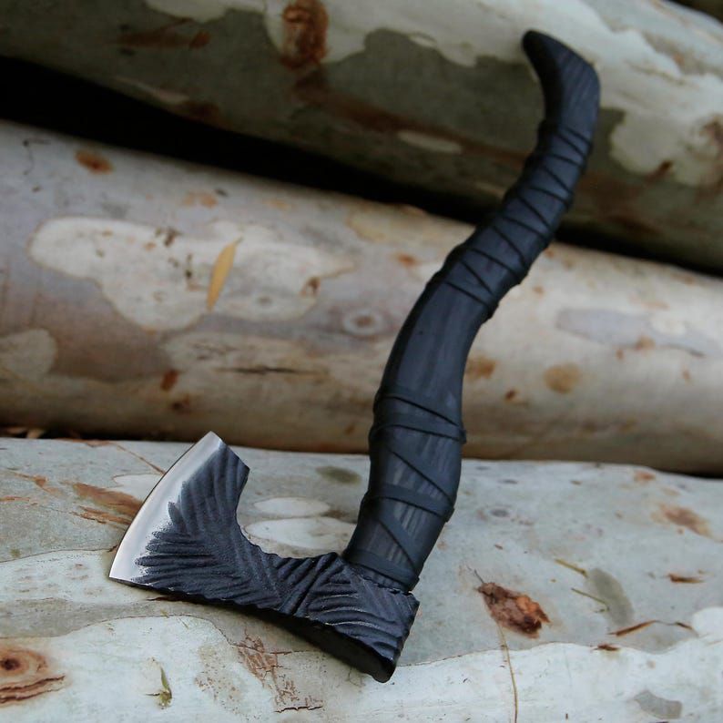 Handcrafted Raven-Wing Fantasy Axe – Black Curved Handle Collector’s Piece